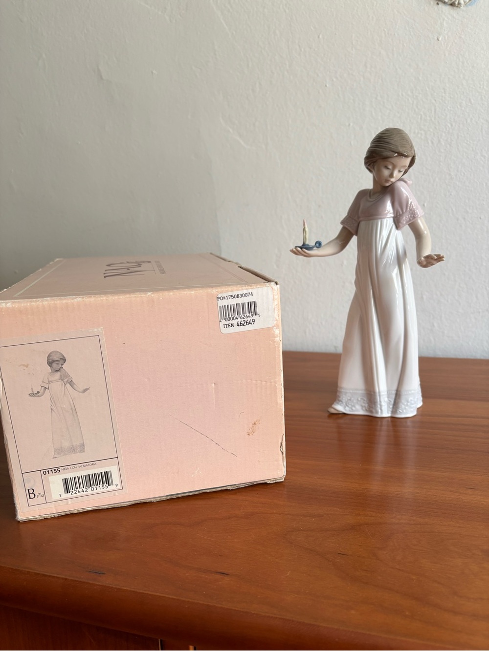 LLADRO NAO # 1155 VINTAGE GIRL WITH CANDLE / TO LIGHT THE WAY with Box